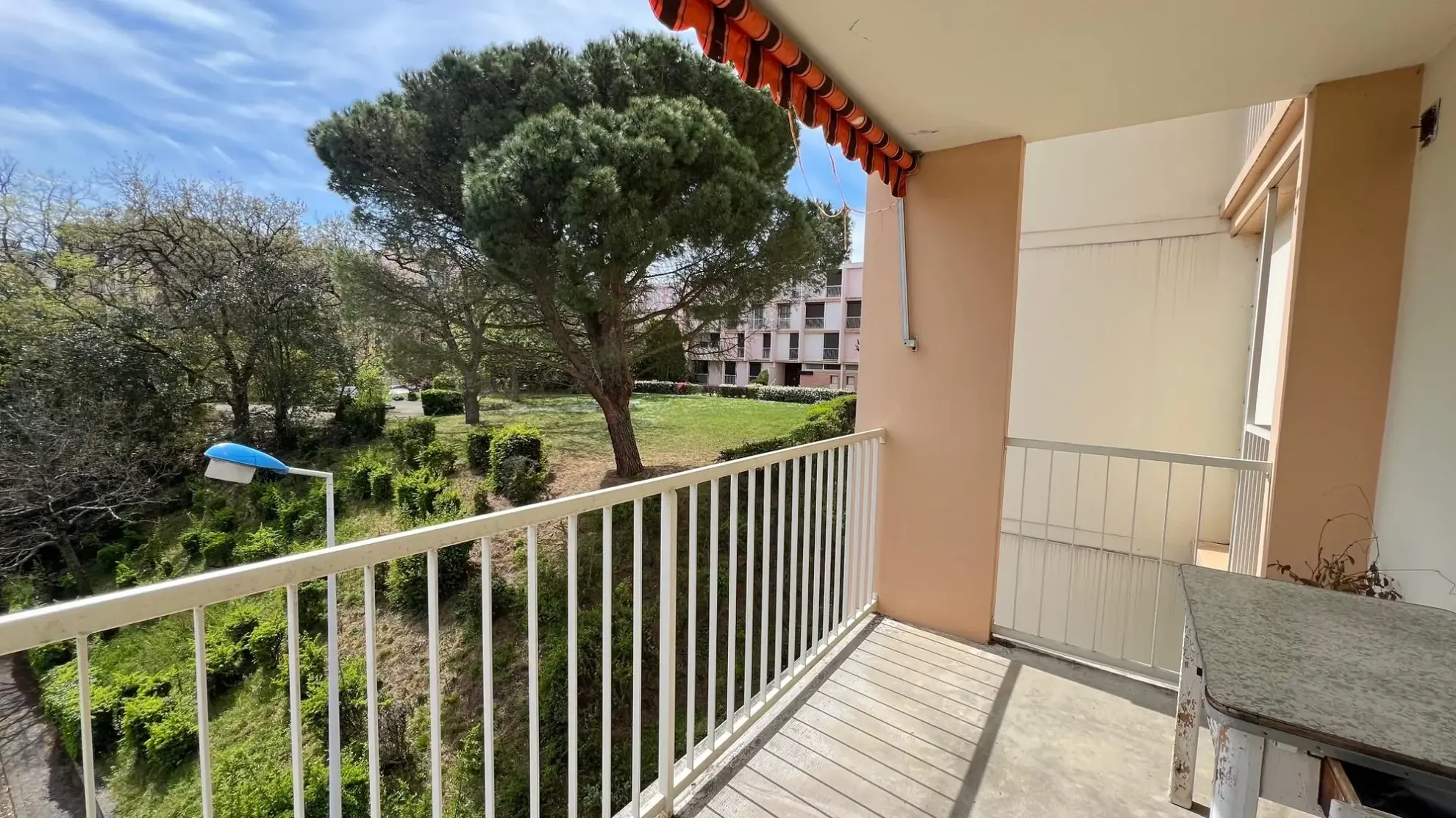 Appartement traversant T4/5 avec balcon et parking à Colomiers 
