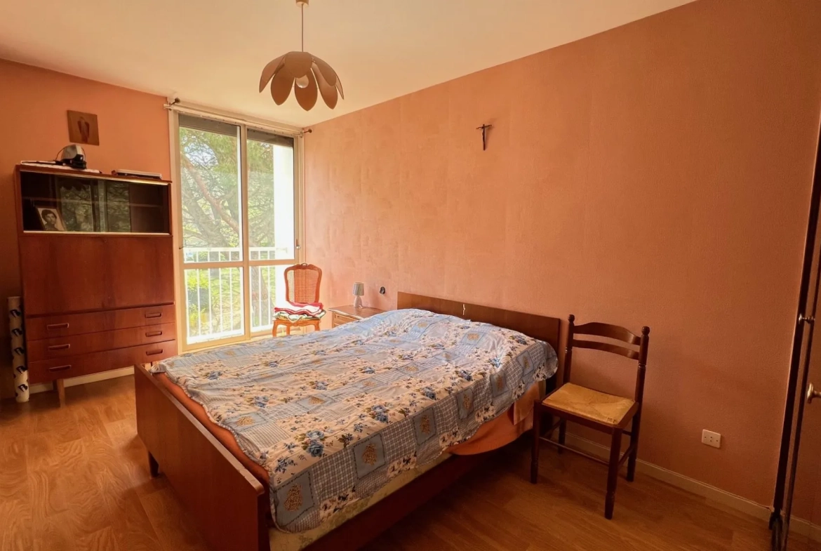 Appartement traversant T4/5 avec balcon et parking à Colomiers 