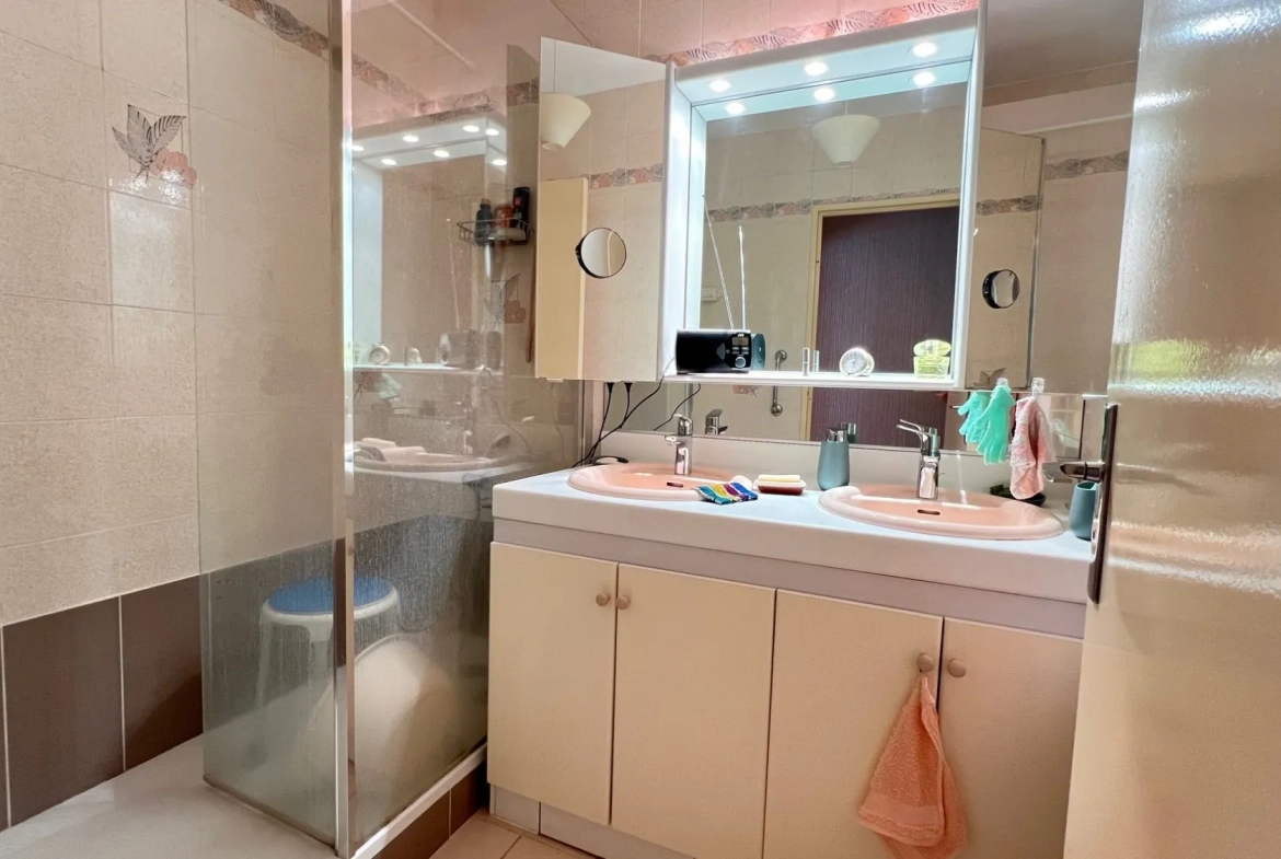 Appartement traversant T4/5 avec balcon et parking à Colomiers 
