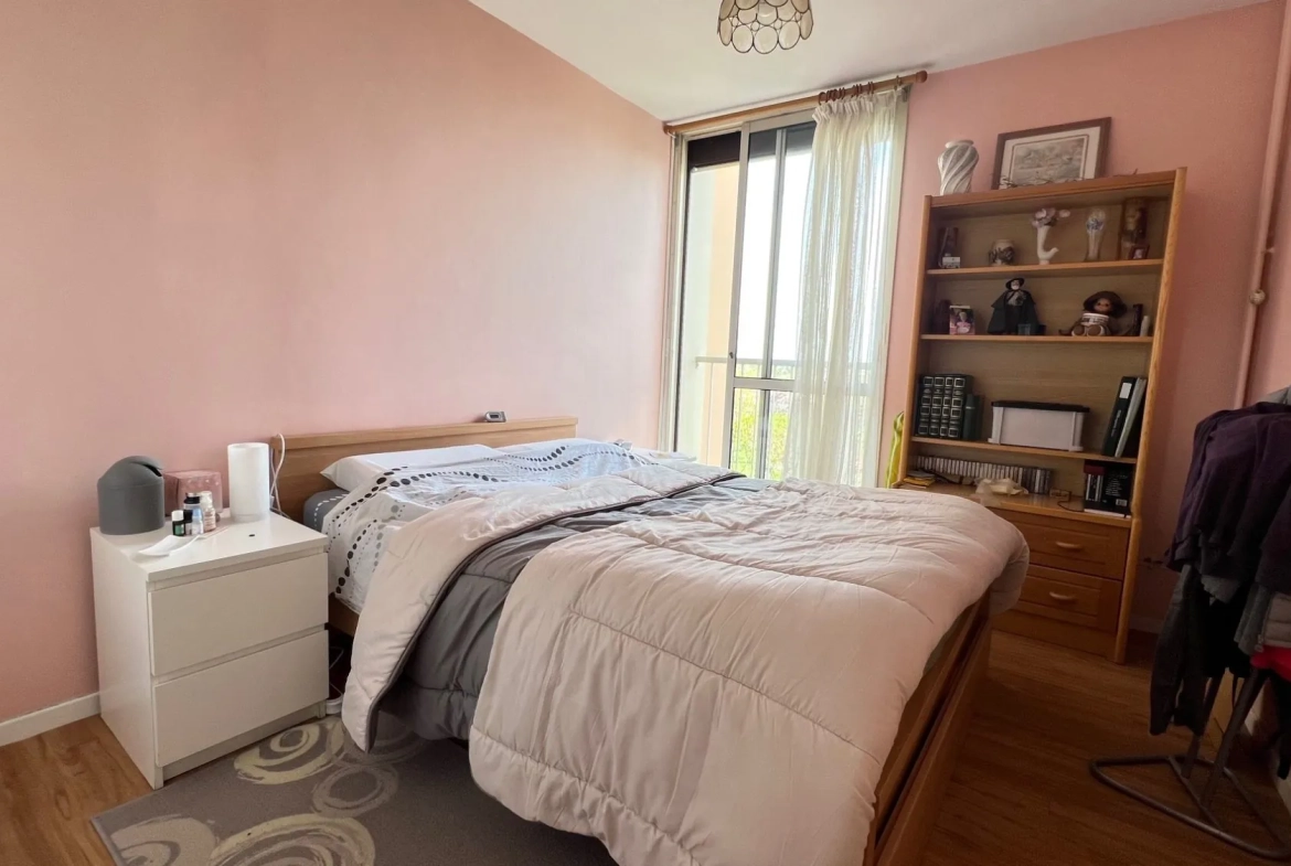 Appartement traversant T4/5 avec balcon et parking à Colomiers 