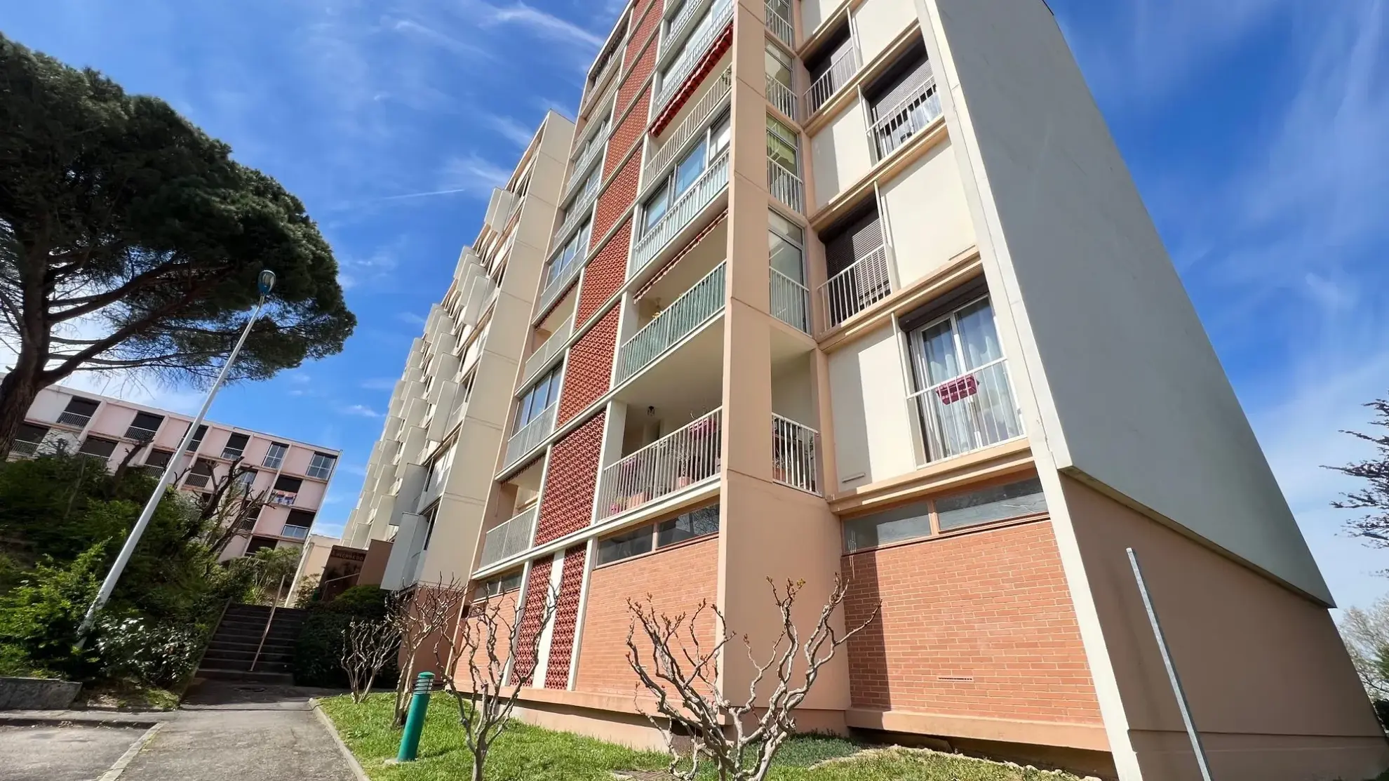 Appartement traversant T4/5 avec balcon et parking à Colomiers 