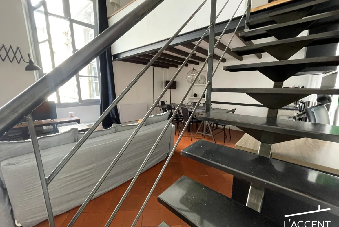 escalier accès mezzanine cha Appartement de 50 m² avec emplacement privilégié à Nîmes, proche des Arènes 