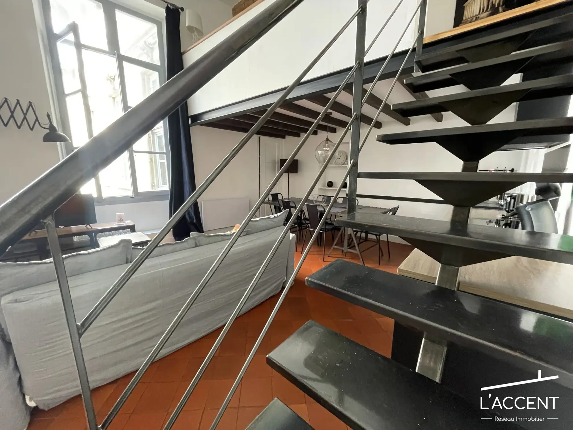 escalier accès mezzanine cha Appartement de 50 m² avec emplacement privilégié à Nîmes, proche des Arènes 