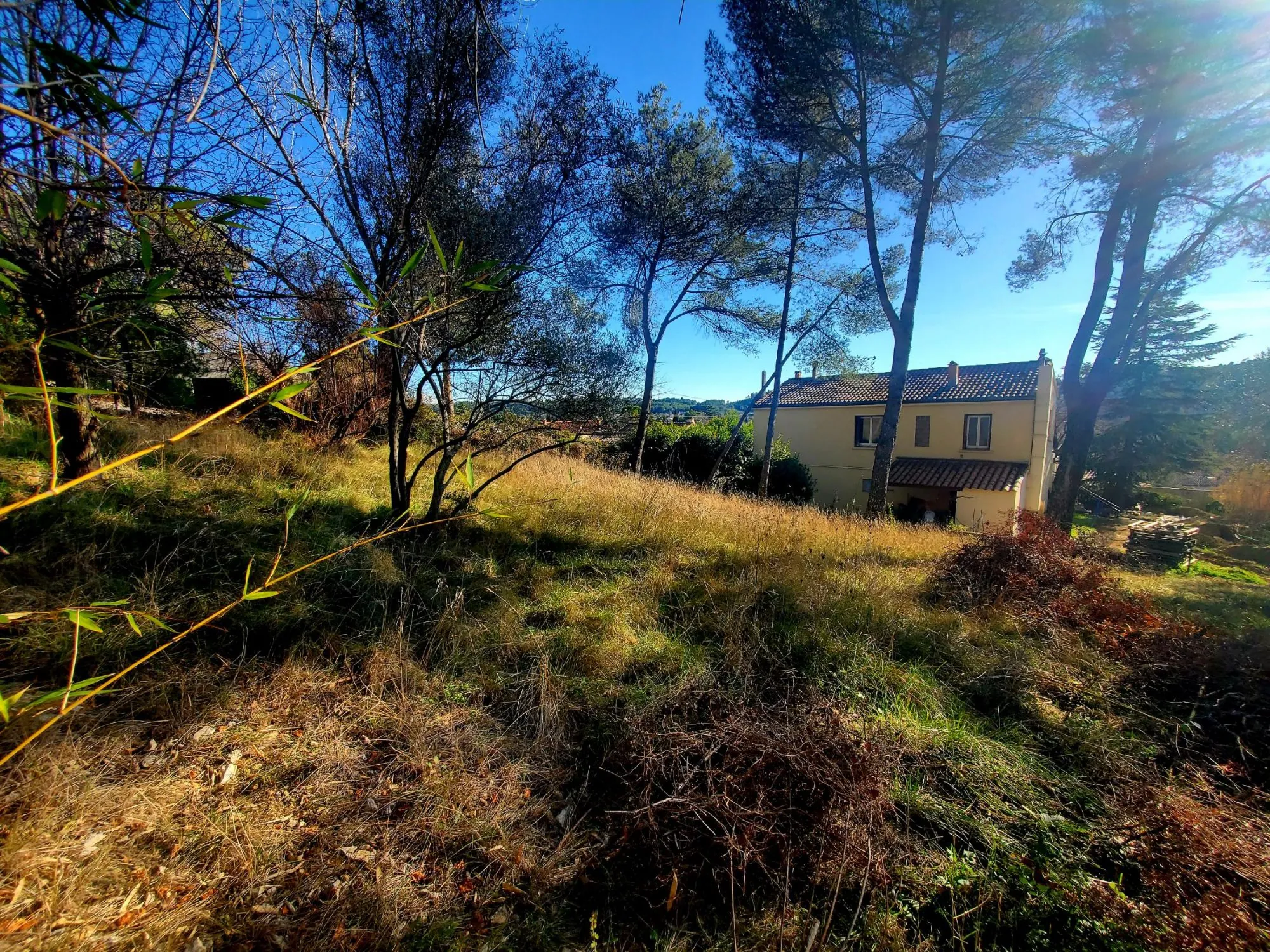 Terrain constructible de 600 m² à Grabels – Vue dégagée et exposition plein sud 