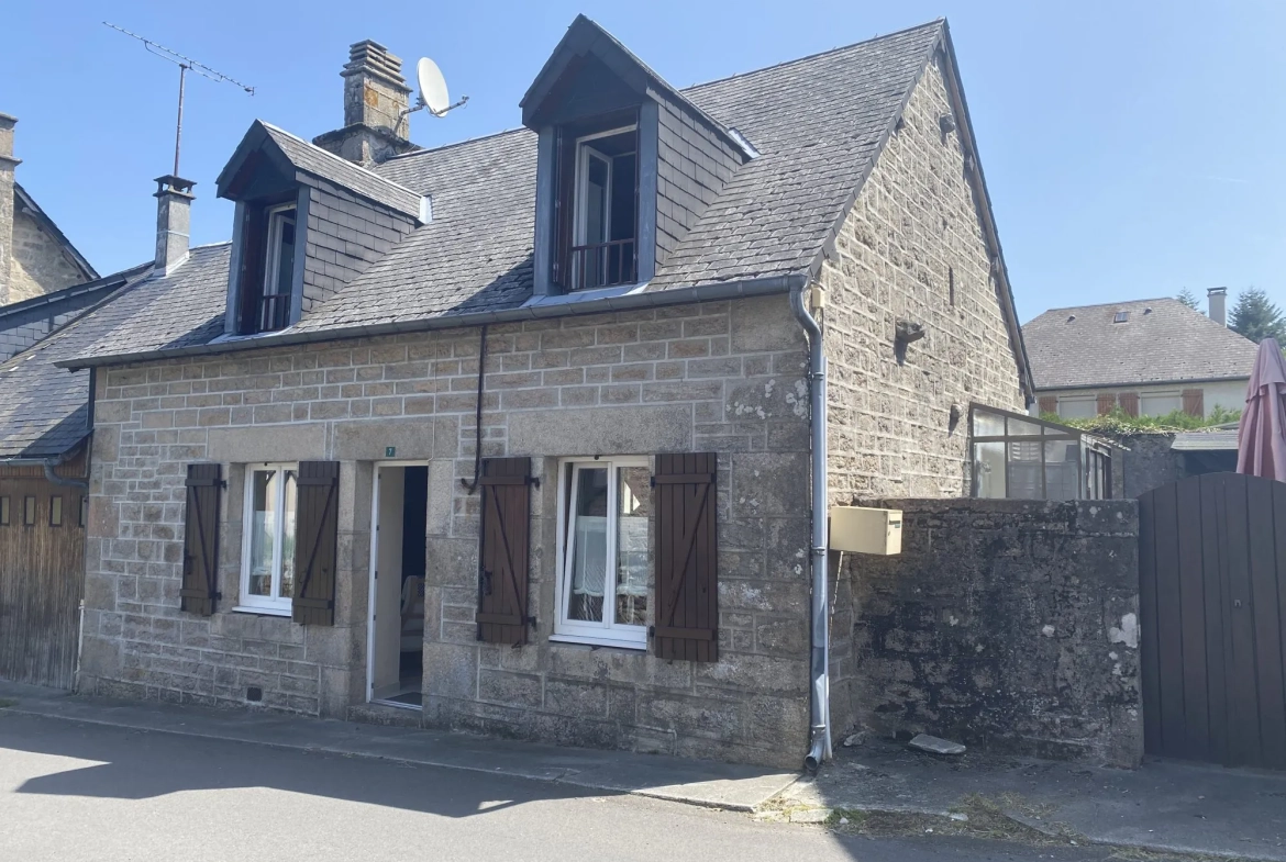 Maison ancienne rénovée de 60 m² à Tarnac avec terrasse et jardin 