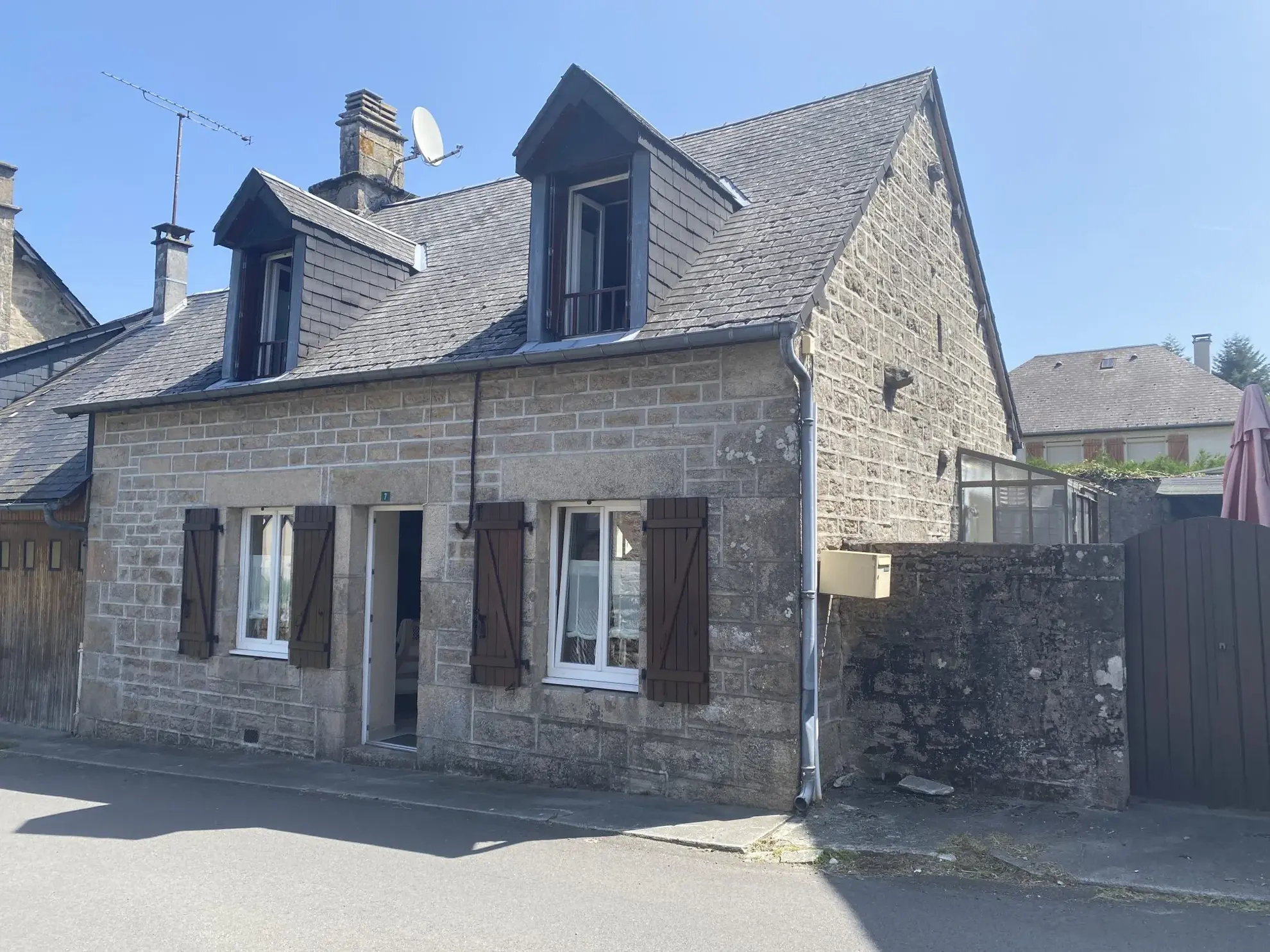 Maison ancienne rénovée de 60 m² à Tarnac avec terrasse et jardin 