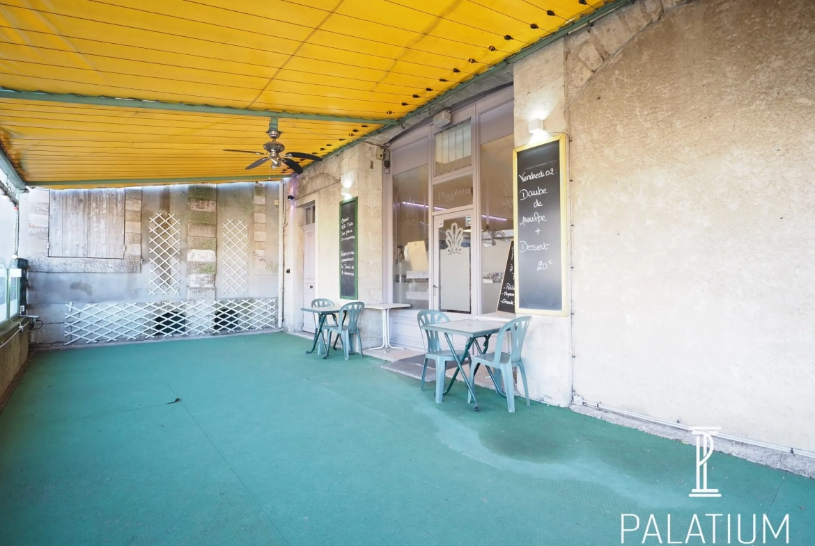 Fonds de commerce en restauration à vendre à Forcalquier avec terrasse et logement privé 