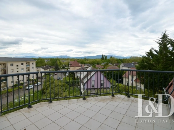 terrasse depuis pièce de vie Appartement T3 à vendre avec terrasse et vue sur les Vosges à Mulhouse