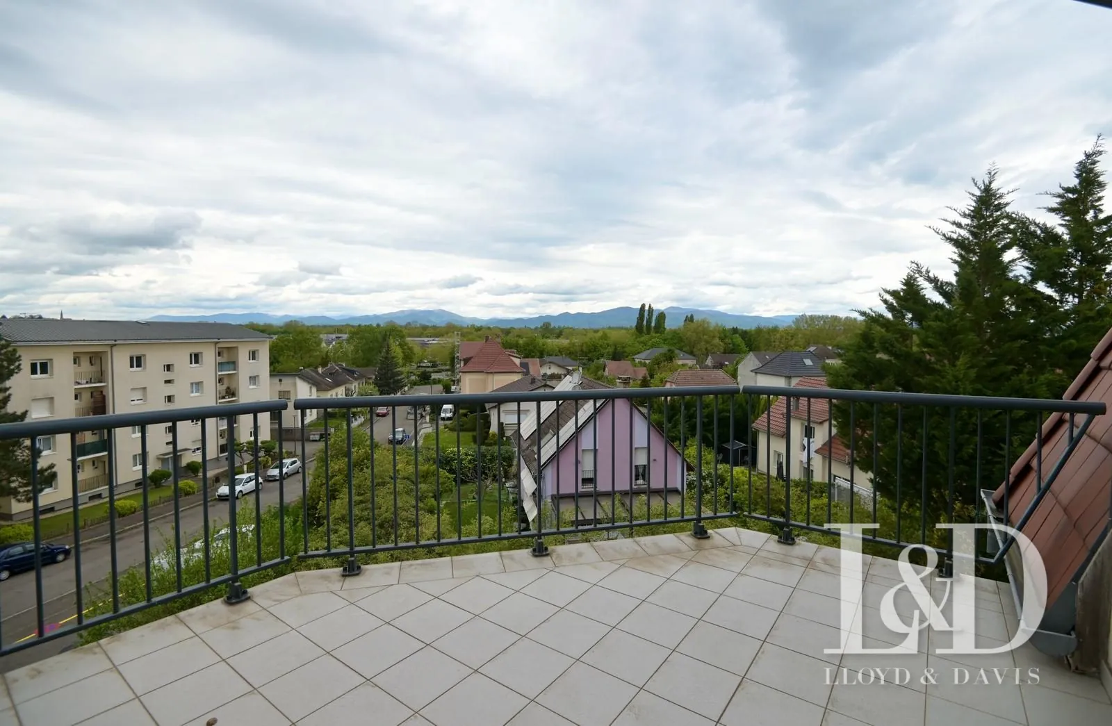 terrasse depuis pièce de vie Appartement T3 à vendre avec terrasse et vue sur les Vosges à Mulhouse 