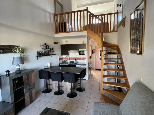 Duplex T2 meublé avec terrasse à Signes, résidence sécurisée avec piscine