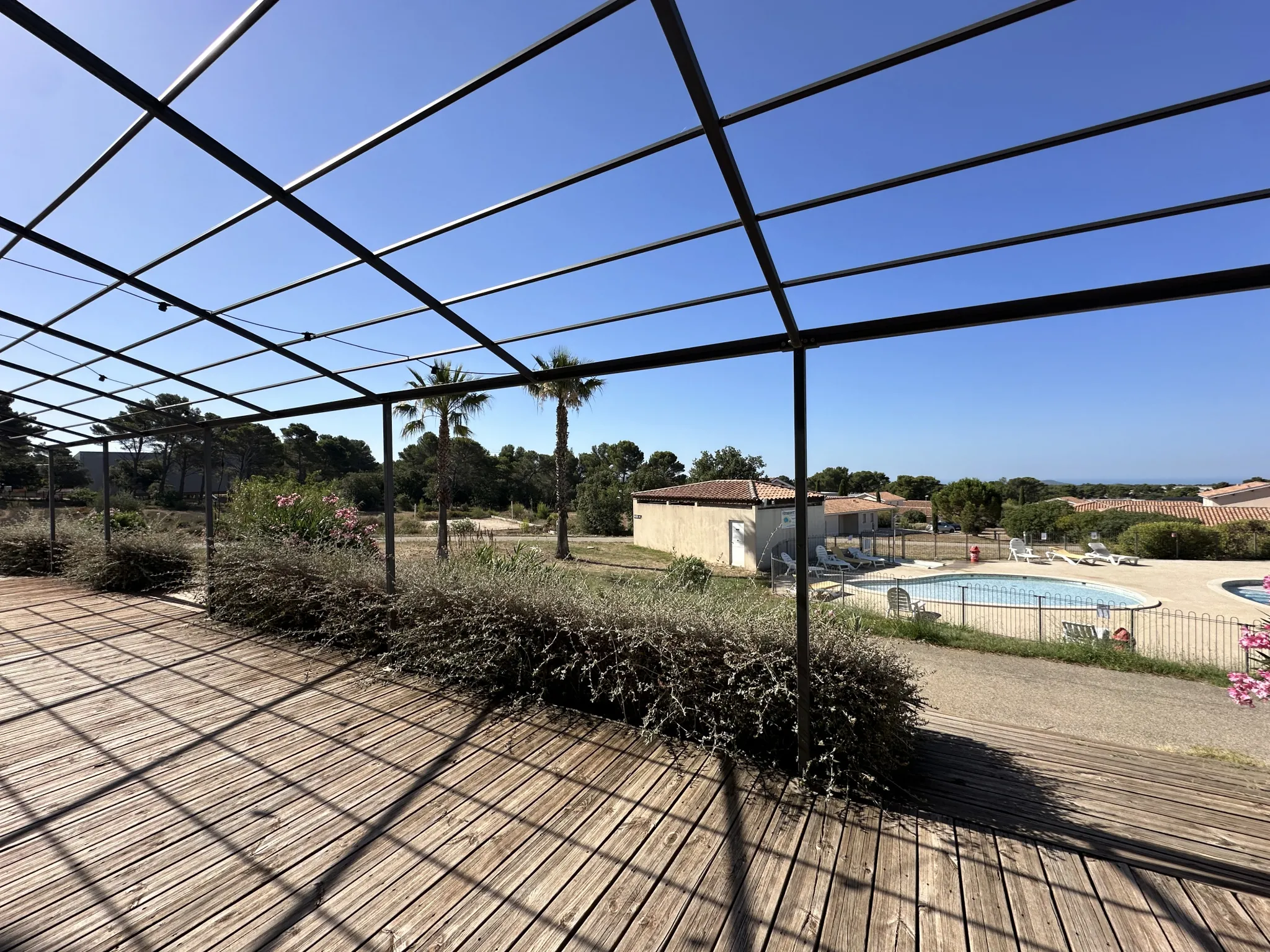 Duplex T2 meublé avec terrasse à Signes, résidence sécurisée avec piscine 