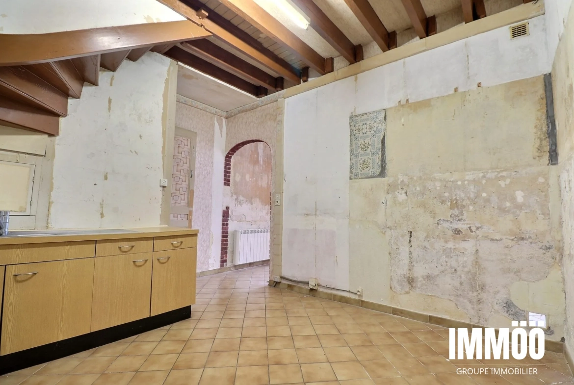 Maison de ville à rénover avec jardin à Le Houlme 