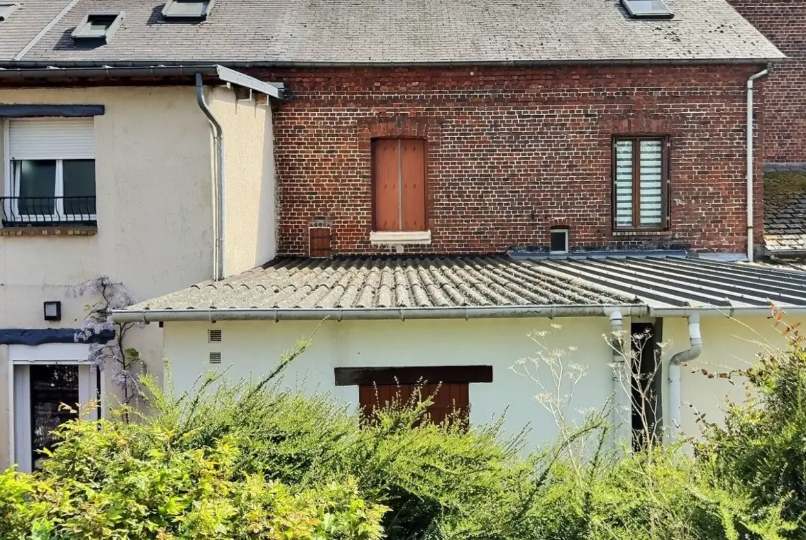 Maison de ville à rénover avec jardin à Le Houlme 