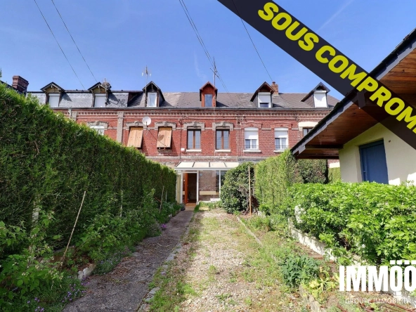 Maison de ville à rénover avec jardin à Le Houlme