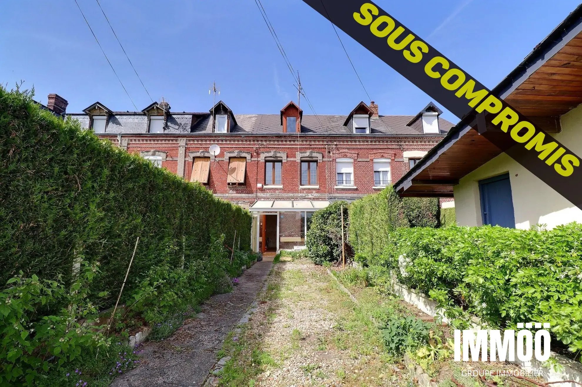 Maison de ville à rénover avec jardin à Le Houlme 