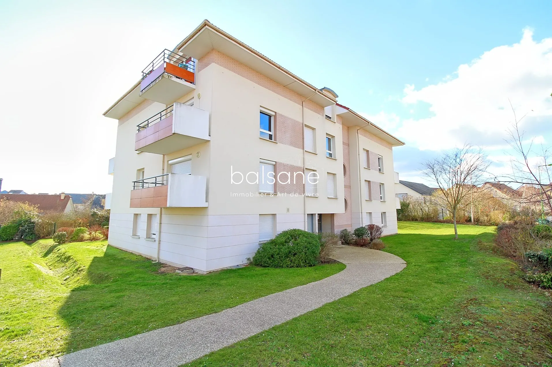 Appartement T3 de 56 m² avec balcon et stationnements à Saint-Étienne-du-Rouvray 