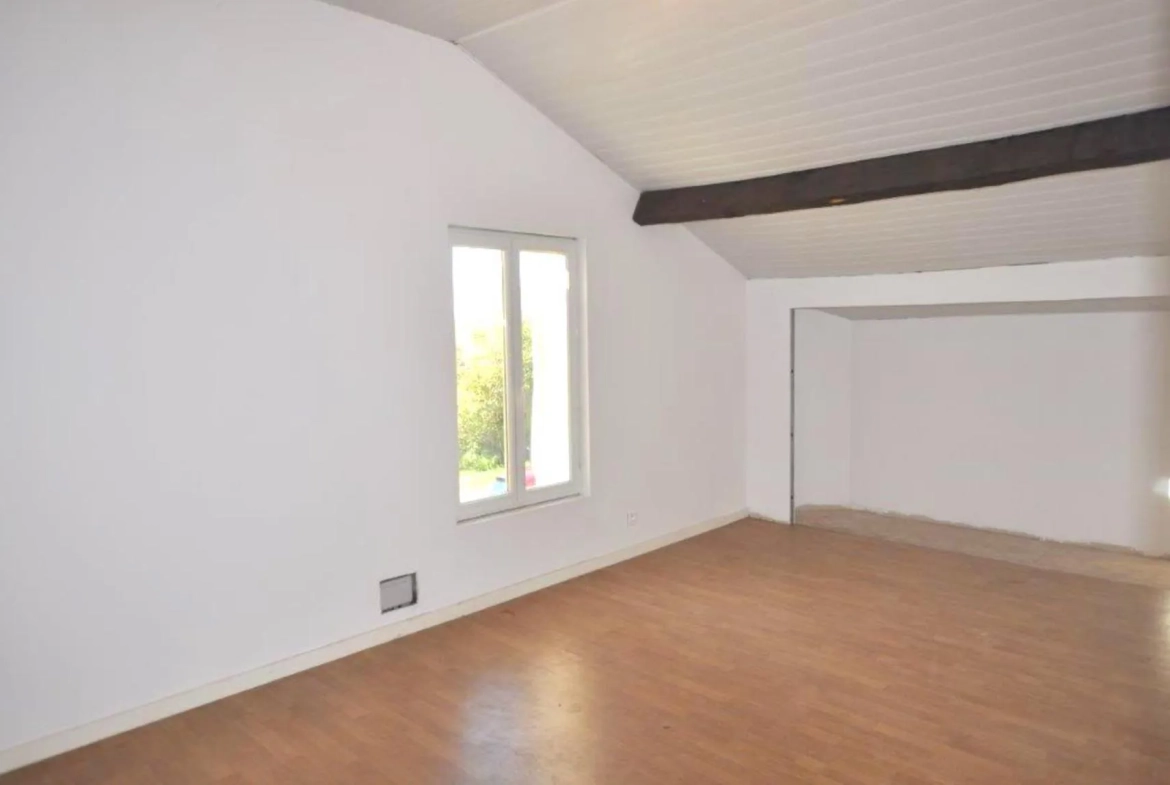 Ensemble immobilier avec jardin et deux chambres à Langoiran 