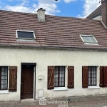 Charmante maison en pierre avec cour et vue canal dans un village tranquille