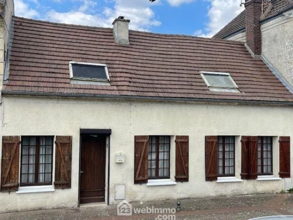 Charmante maison en pierre avec cour et vue canal dans un village tranquille
