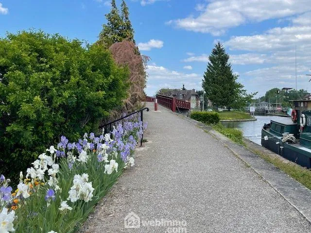 Charmante maison en pierre avec cour et vue canal dans un village tranquille 