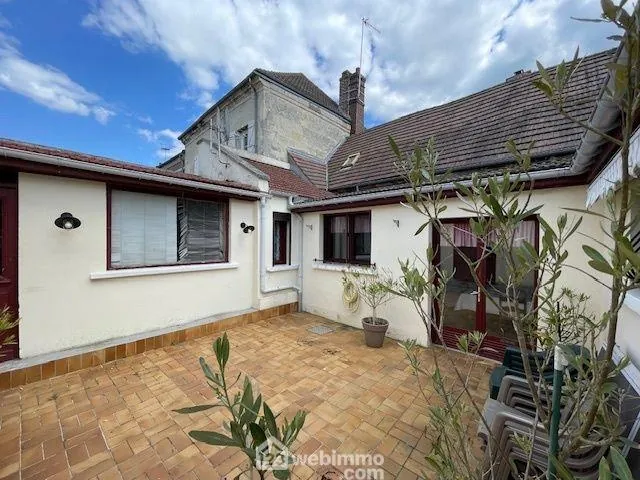 Charmante maison en pierre avec cour et vue canal dans un village tranquille 