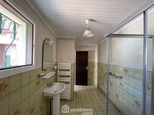 Charmante maison en pierre avec cour et vue canal dans un village tranquille 