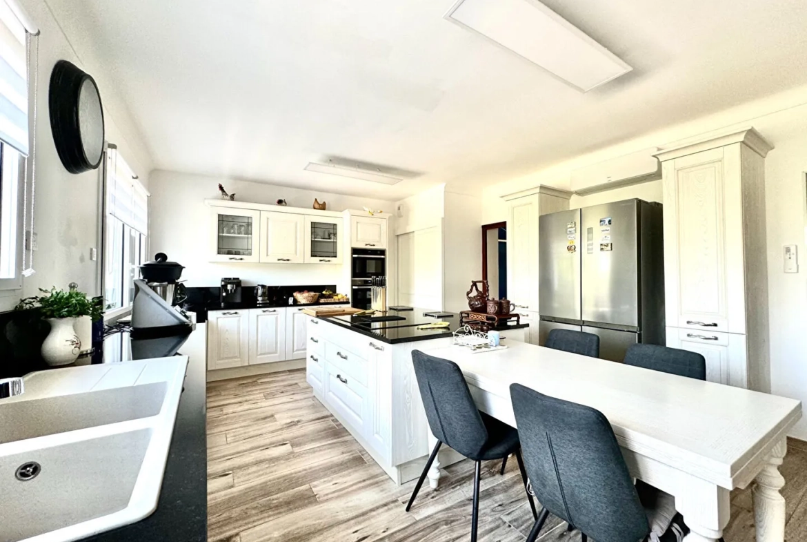 Magnifique maison familiale rénovée de 171 m² avec jardin à Mourenx 