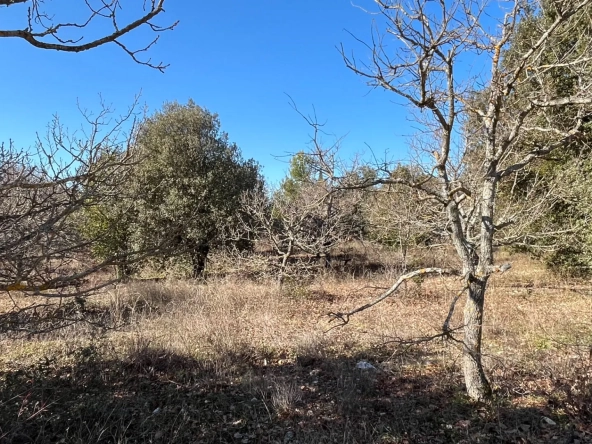 Terrain constructible de 1117 m² à Rustrel face au Colorado