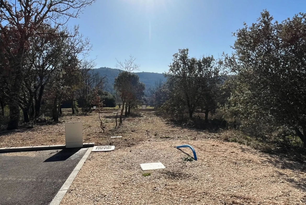 Terrain constructible de 1117 m² à Rustrel face au Colorado 