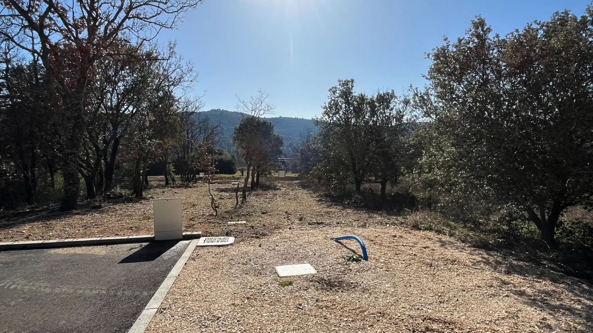 Terrain constructible de 1117 m² à Rustrel face au Colorado 