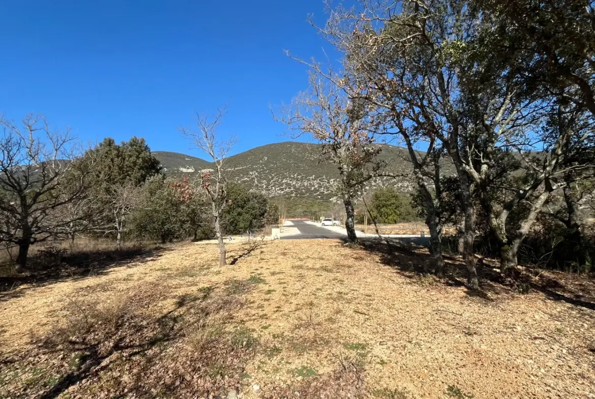 Terrain constructible de 1117 m² à Rustrel face au Colorado 