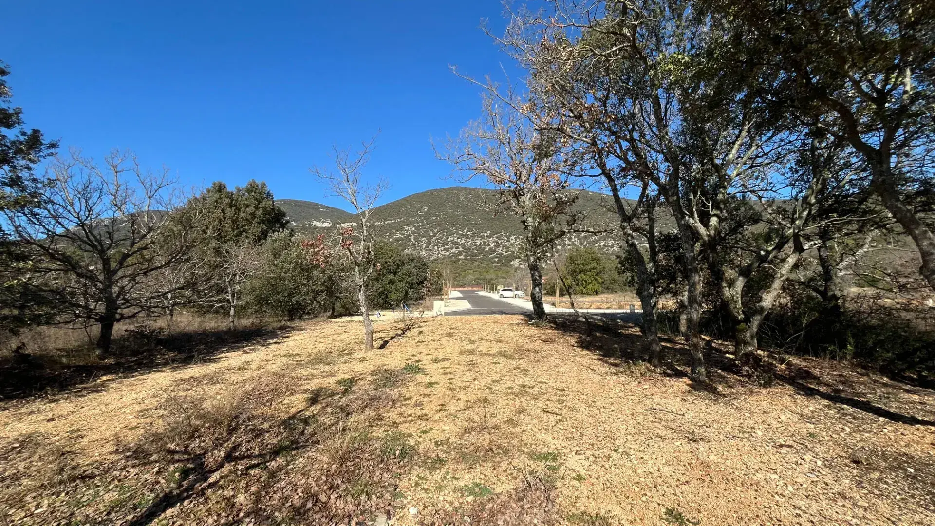 Terrain constructible de 1117 m² à Rustrel face au Colorado 
