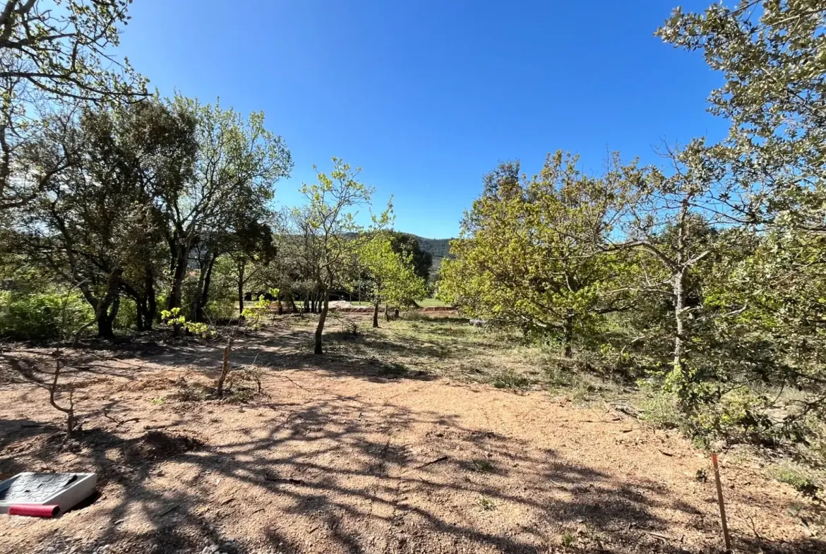 Terrain constructible de 1117 m² à Rustrel face au Colorado 