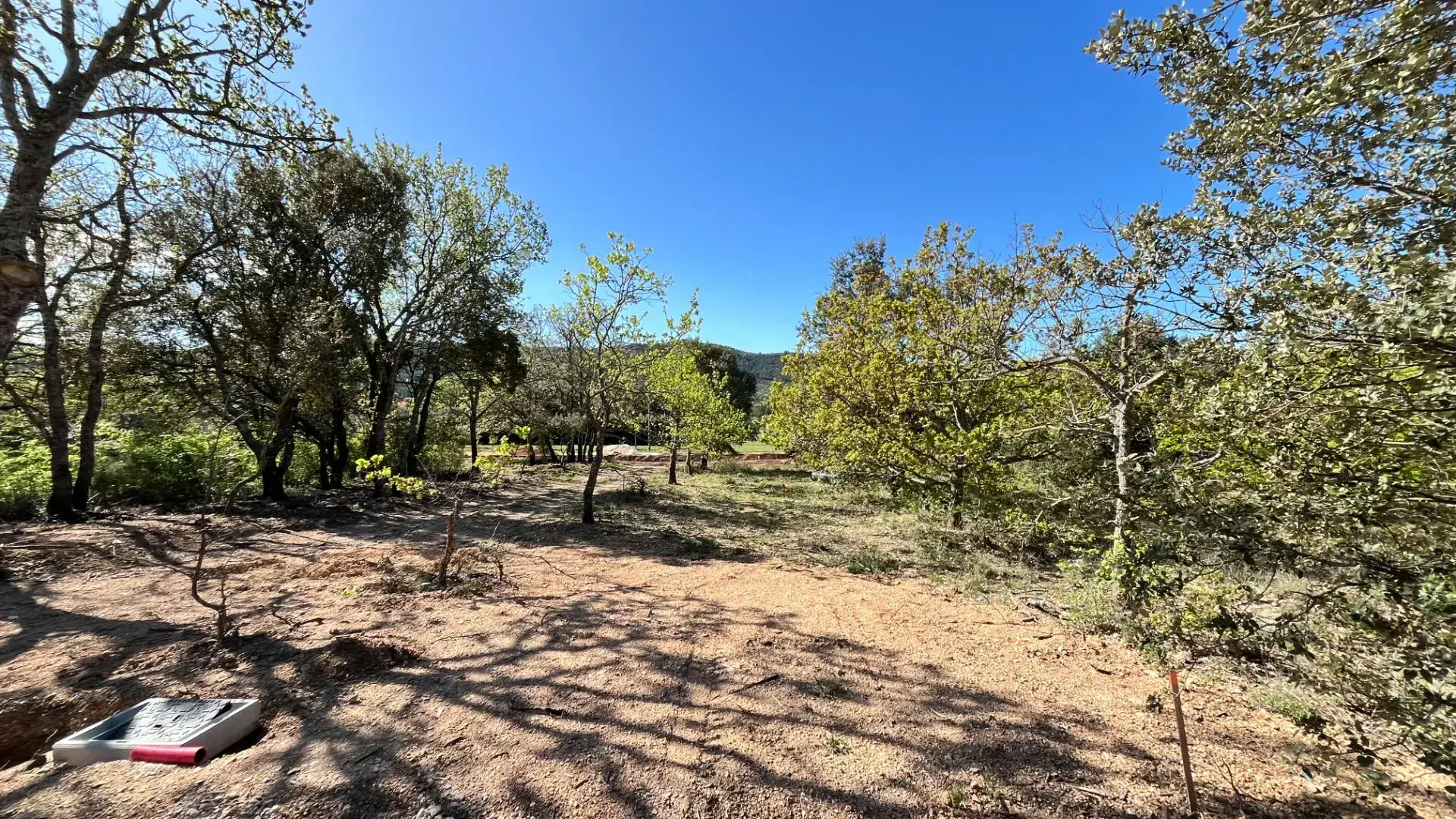 Terrain constructible de 1117 m² à Rustrel face au Colorado 