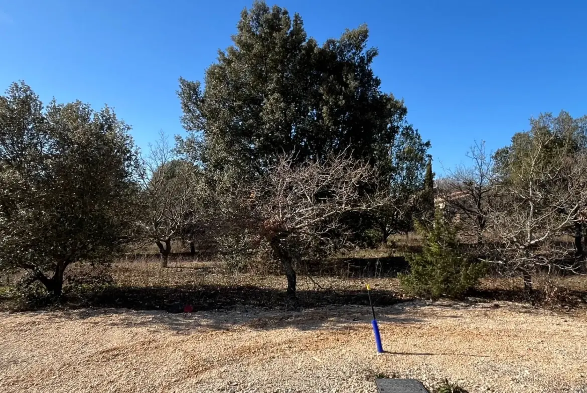 Terrain constructible de 1117 m² à Rustrel face au Colorado 