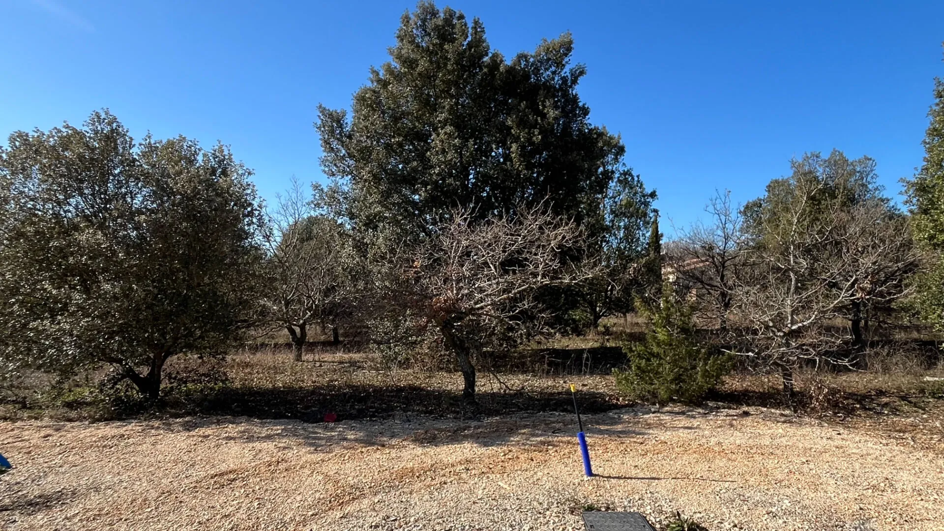Terrain constructible de 1117 m² à Rustrel face au Colorado 