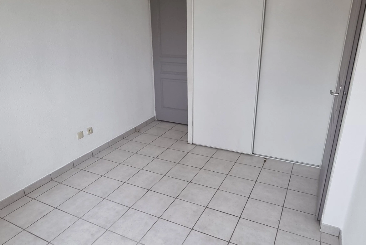 Appartement 2 pièces à Villerest avec terrasse et parking - 40 m² 