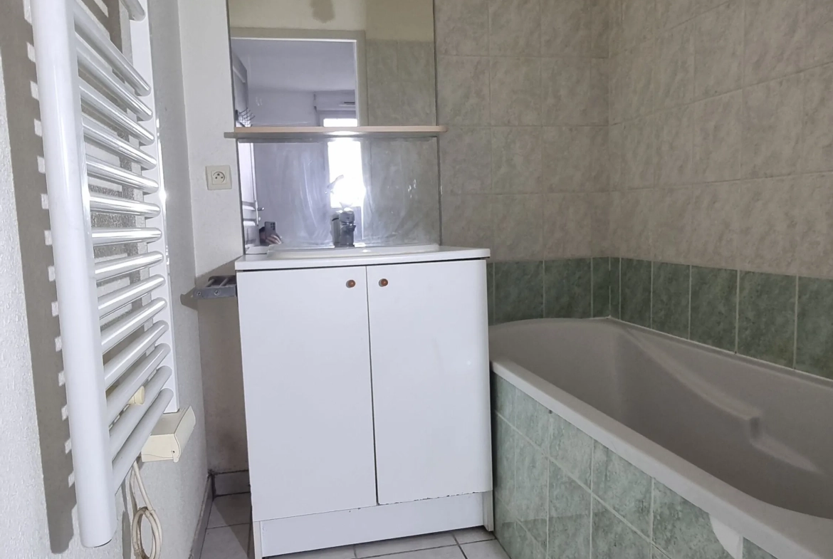 Appartement 2 pièces à Villerest avec terrasse et parking - 40 m² 