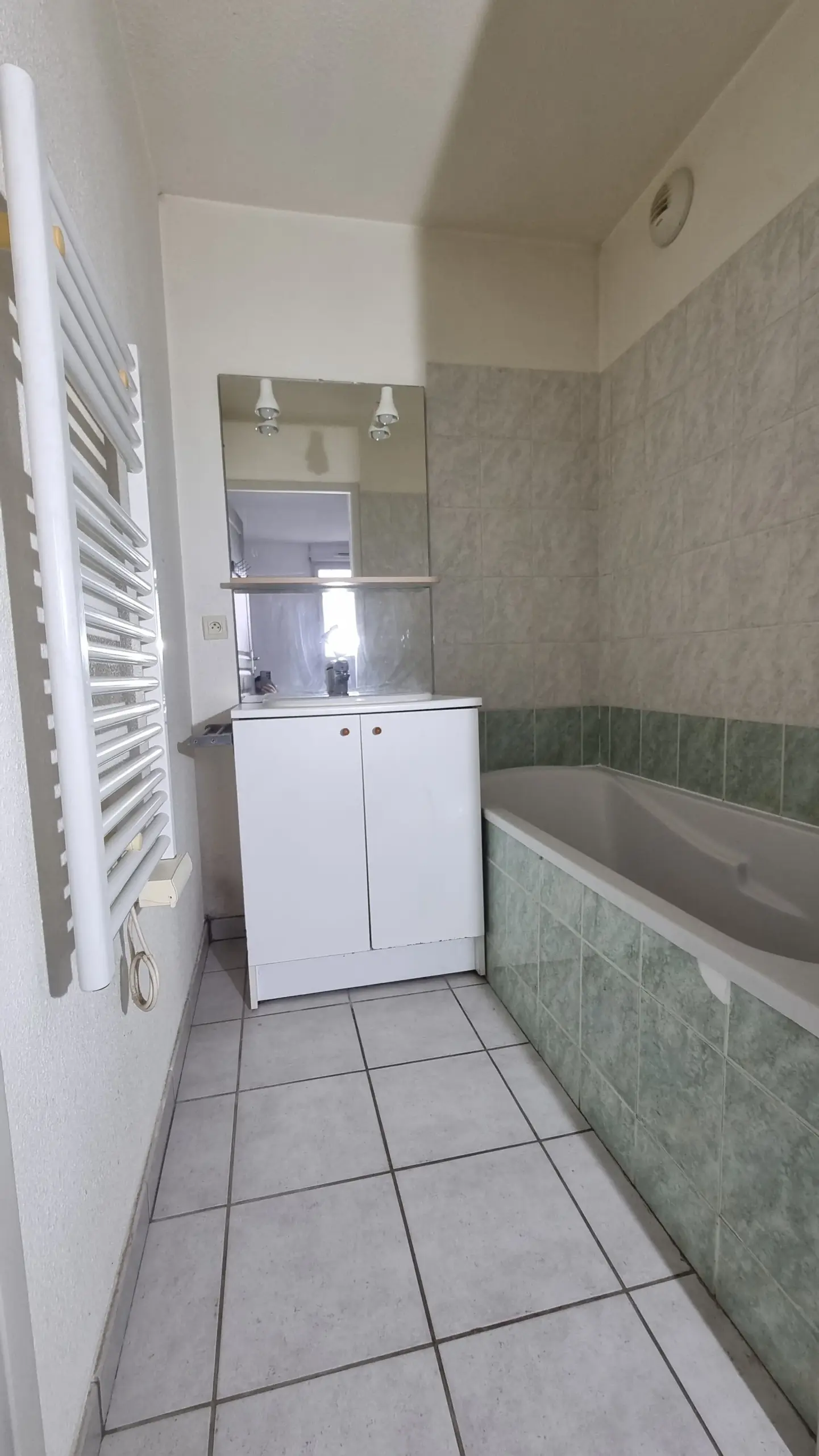 Appartement 2 pièces à Villerest avec terrasse et parking - 40 m² 