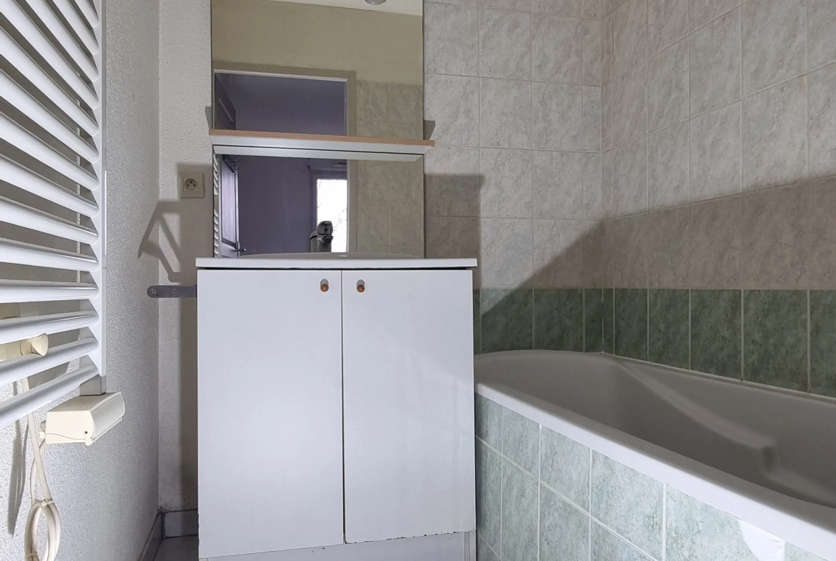 Appartement 2 pièces à Villerest avec terrasse et parking - 40 m² 