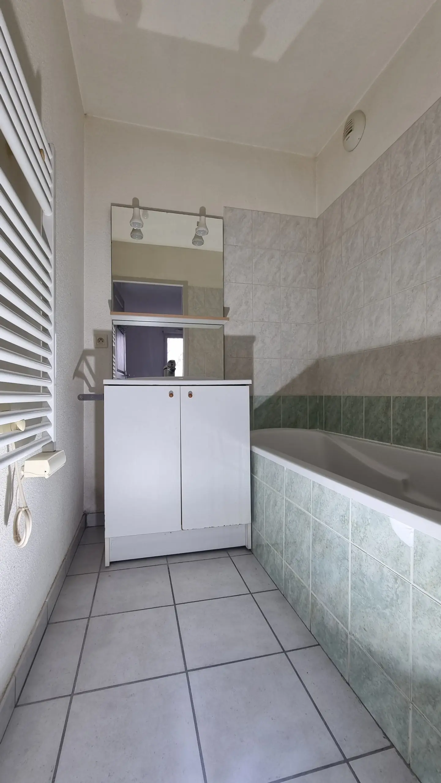 Appartement 2 pièces à Villerest avec terrasse et parking - 40 m² 