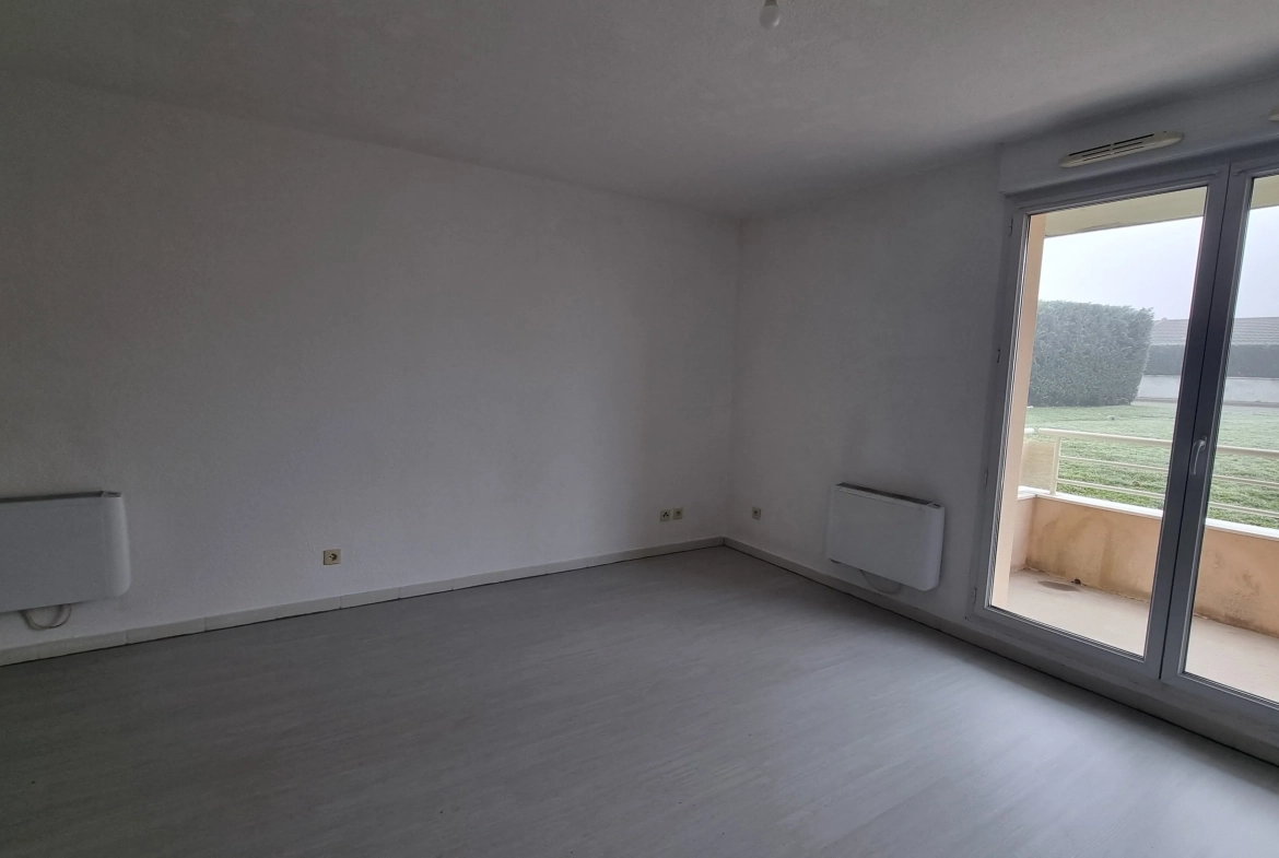 Appartement 2 pièces à Villerest avec terrasse et parking - 40 m² 