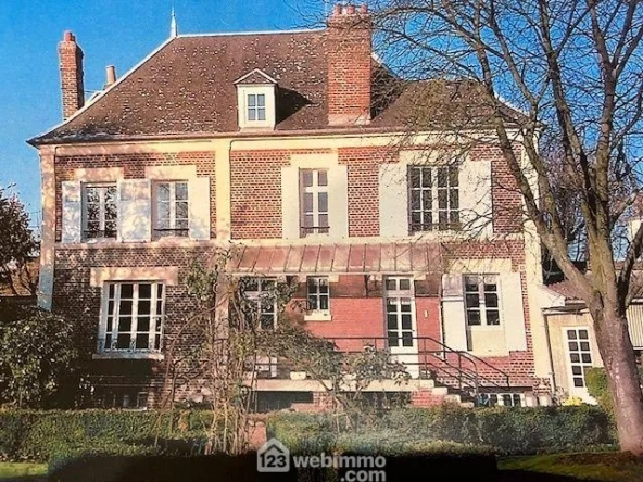 Maison bourgeoise à Noyon avec parc, garage et charme d’antan