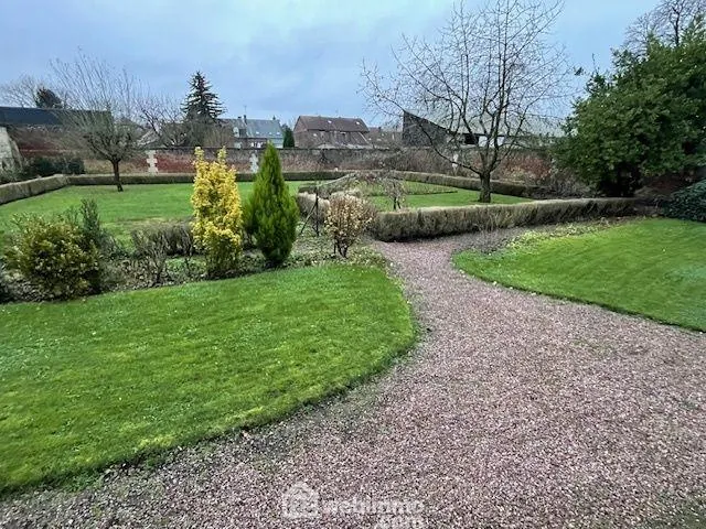 Maison bourgeoise à Noyon avec parc, garage et charme d’antan 