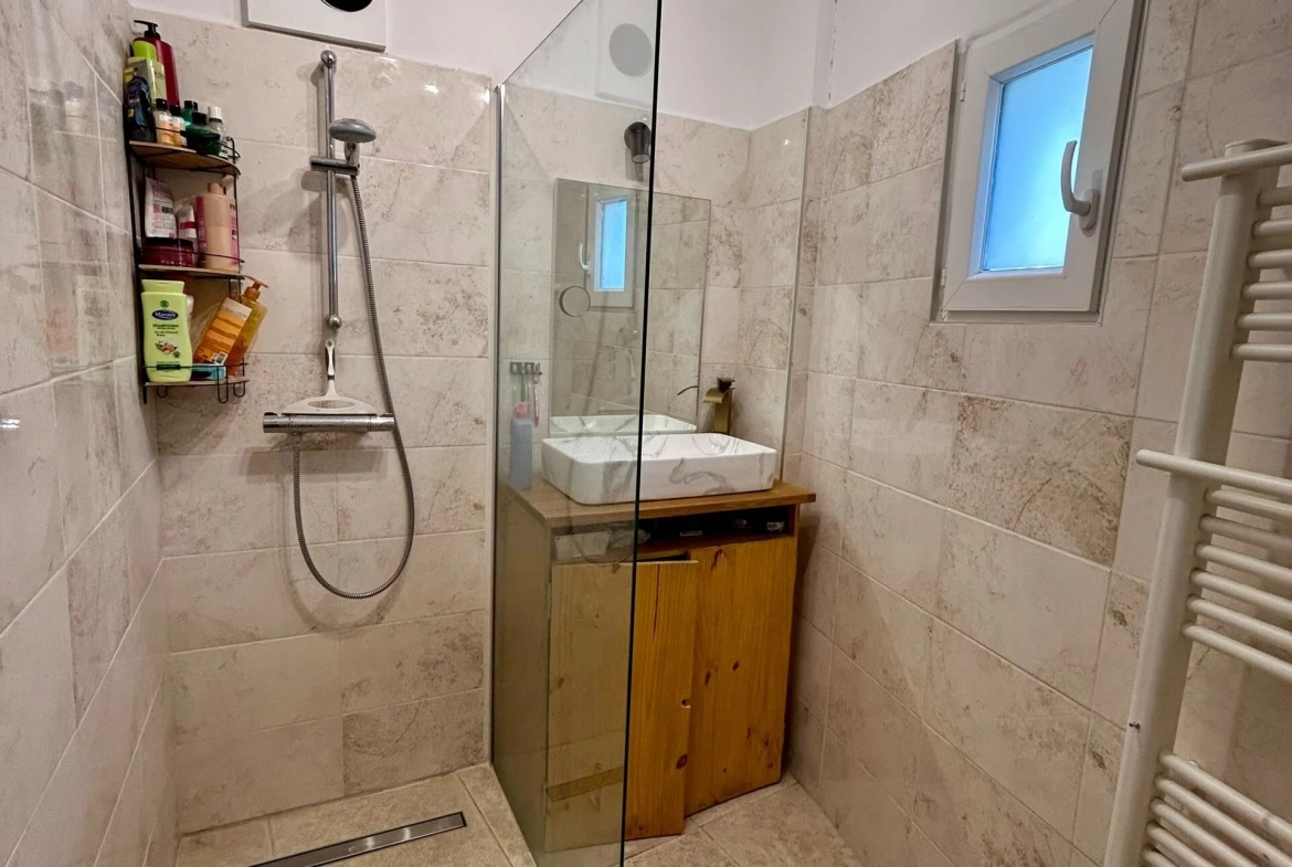 Maison rénovée de 62 m² à Cabrières d'Aigues - Calme et ensoleillée 