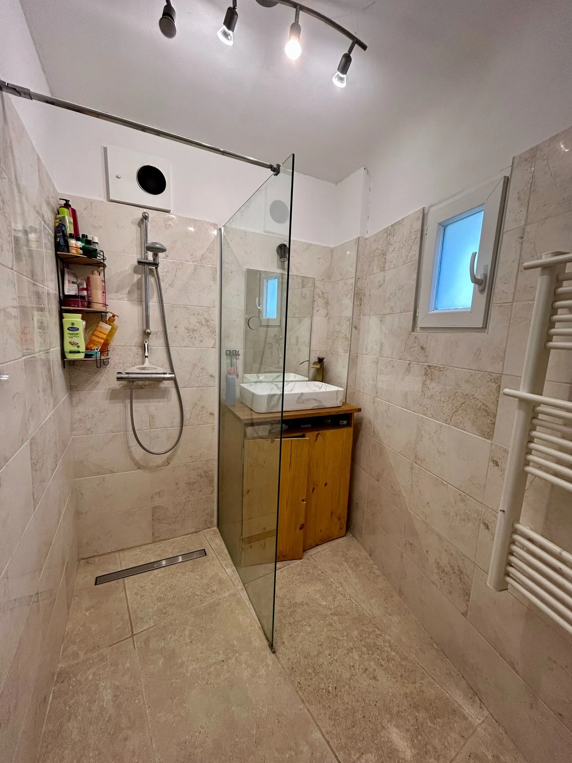 Maison rénovée de 62 m² à Cabrières d'Aigues - Calme et ensoleillée 