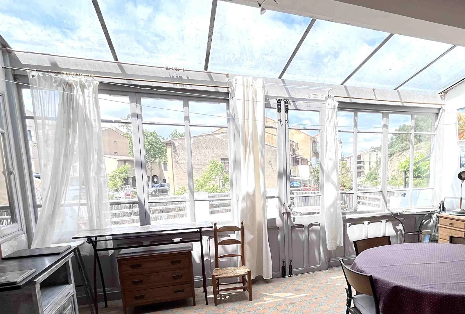 Maison lumineuse à Apt de 240m² avec deux terrasses et vue dégagée 