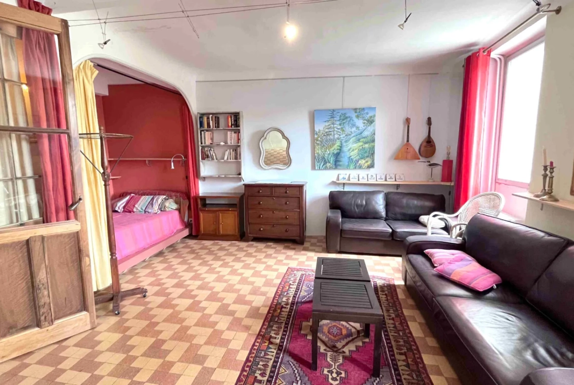 Maison lumineuse à Apt de 240m² avec deux terrasses et vue dégagée 
