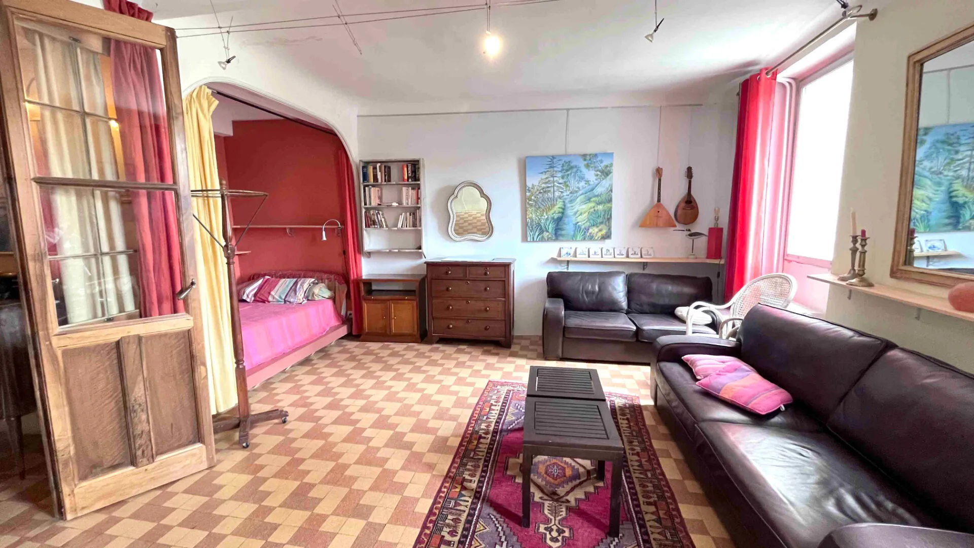 Maison lumineuse à Apt de 240m² avec deux terrasses et vue dégagée 