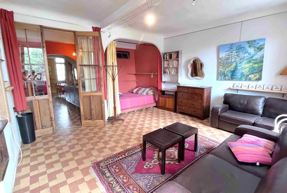 Maison lumineuse à Apt de 240m² avec deux terrasses et vue dégagée 